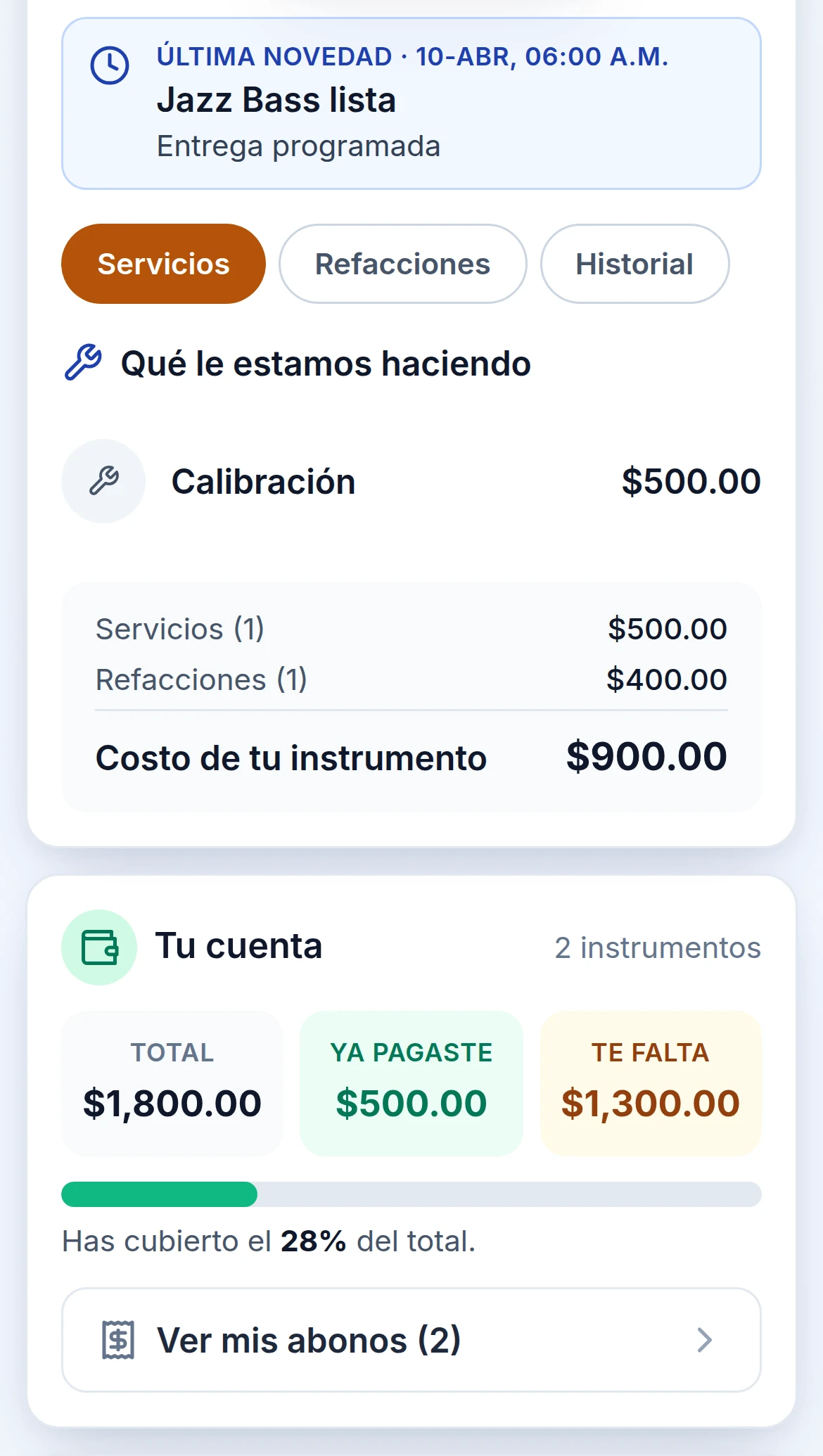 La pestaña de servicios en el teléfono del cliente: Calibración $500, el desglose de servicios y refacciones, y su saldo